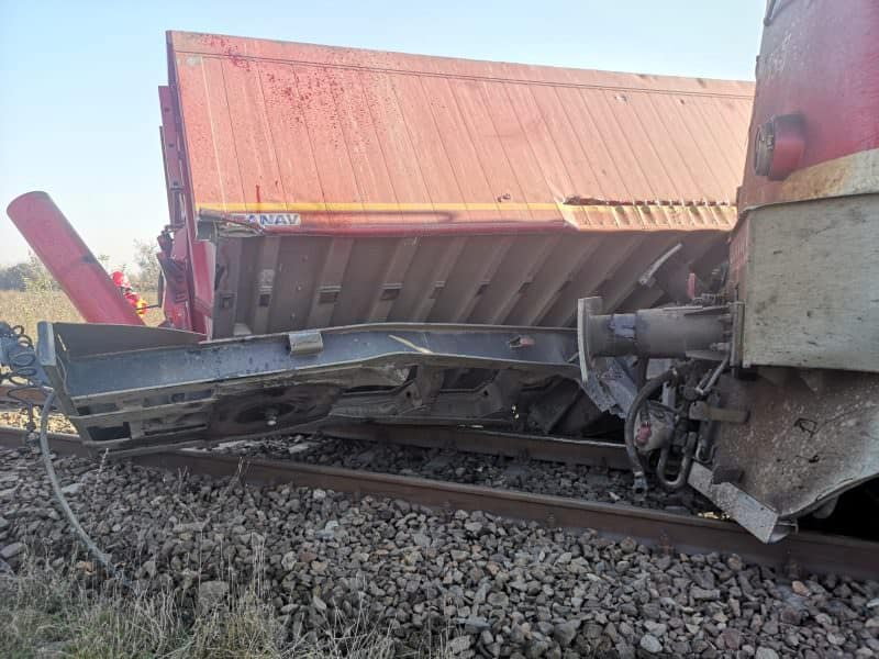 update foto accident feroviar la mârșa - un tren și un camion s-au ciocnit