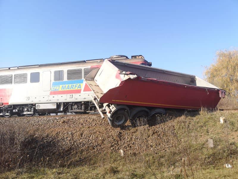 update foto accident feroviar la mârșa - un tren și un camion s-au ciocnit