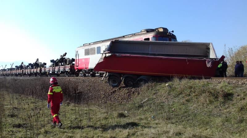 update foto accident feroviar la mârșa - un tren și un camion s-au ciocnit