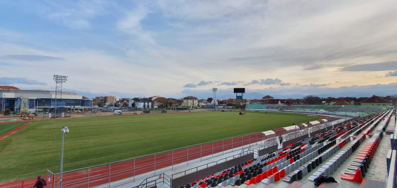 video foto - gazon nou pe stadionul "municipal" - a fost montată și nocturna