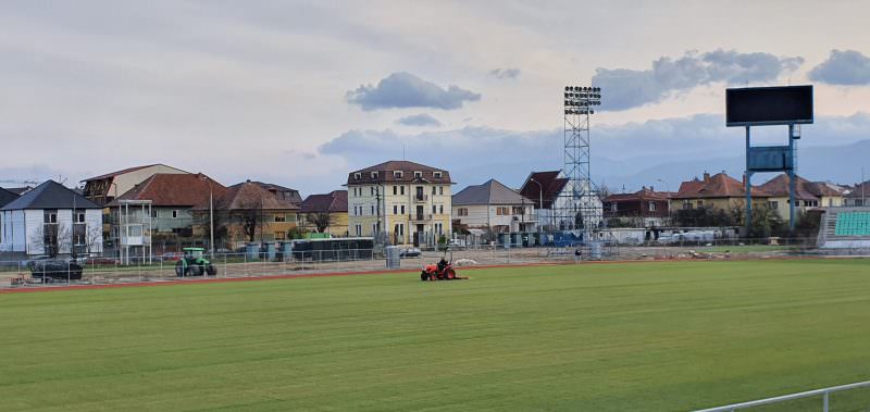 video foto - gazon nou pe stadionul "municipal" - a fost montată și nocturna