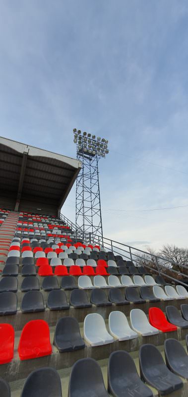 video foto - gazon nou pe stadionul "municipal" - a fost montată și nocturna