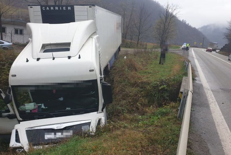 foto - accident pe valea oltului - un șofer a ieșit cu tir-ul în decor