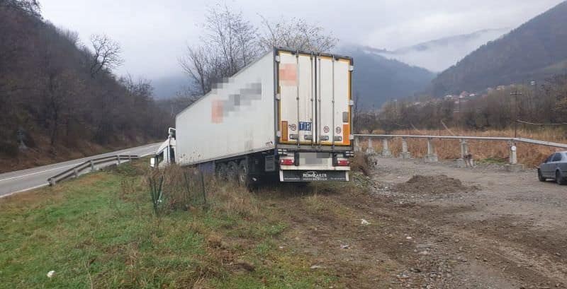 foto - accident pe valea oltului - un șofer a ieșit cu tir-ul în decor