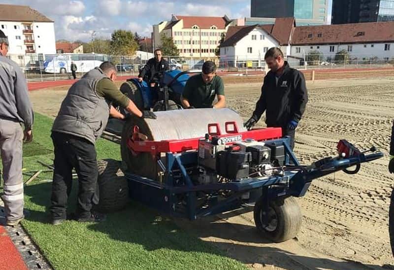 video - cum o să arate stadionul municipal. s-au pus primele rulouri cu noul gazon