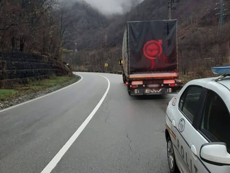 foto tir defect pe valea oltului - trafic îngreunat în zonă