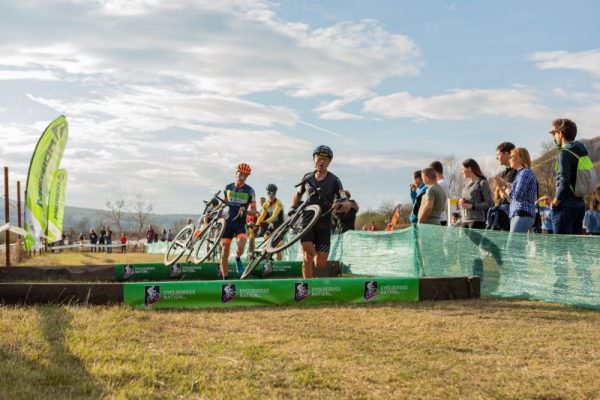 galerie foto: prima cursă internațională de ciclocros din românia desfășurată la micăsasa, județul sibiu. 