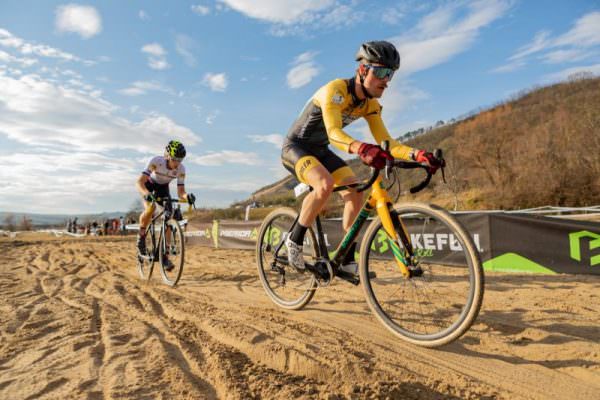 galerie foto: prima cursă internațională de ciclocros din românia desfășurată la micăsasa, județul sibiu. 