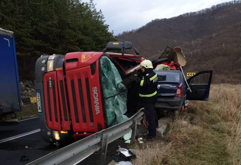 foto accident mortal la boița - un tir s-a răsturnat peste o mașină pe valea oltului