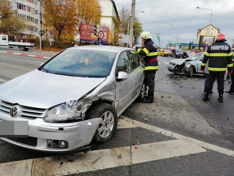 accident pe semaforului din cauza unui șofer care a trecut pe roșu