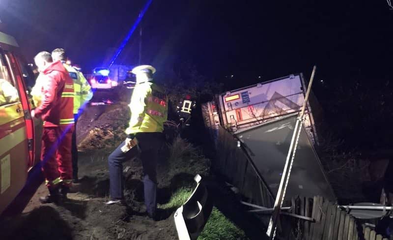 foto - camion răsturnat într-o grădină pe valea oltului - șofer salvat de mascați