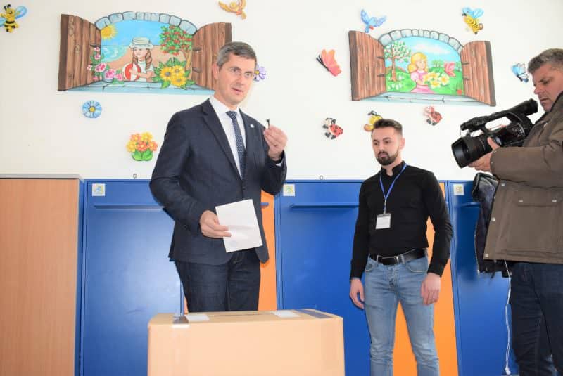 video foto - dan barna a votat la sibiu: "îndemn oamenii să iasă şi să voteze"