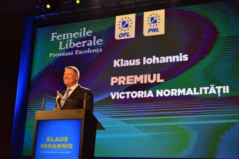 video foto - klaus iohannis, singurul bărbat premiat la gala femeilor pnl din sibiu