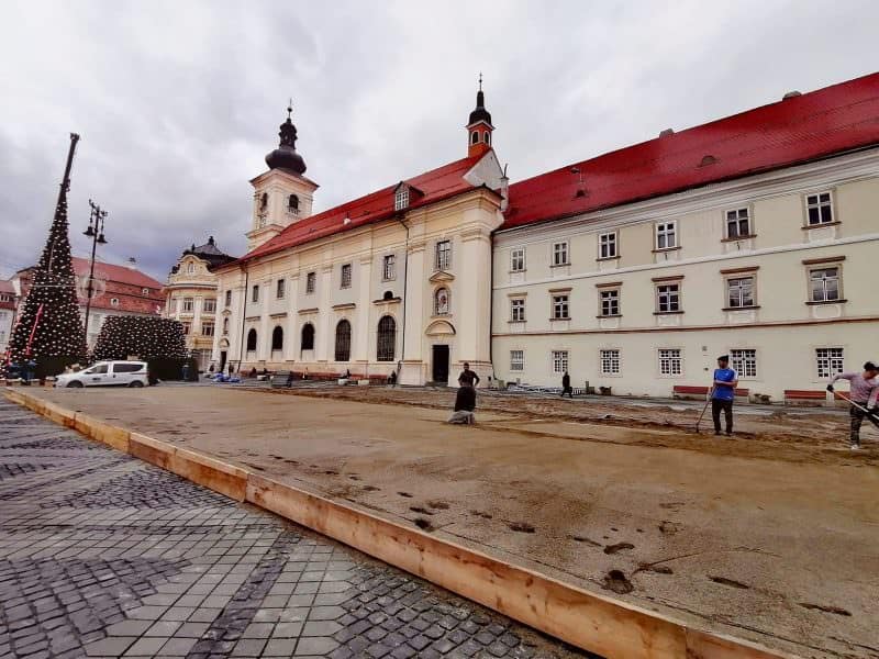 foto sibieni, pregătiți patinele - a început montarea patinoarului din piața mare