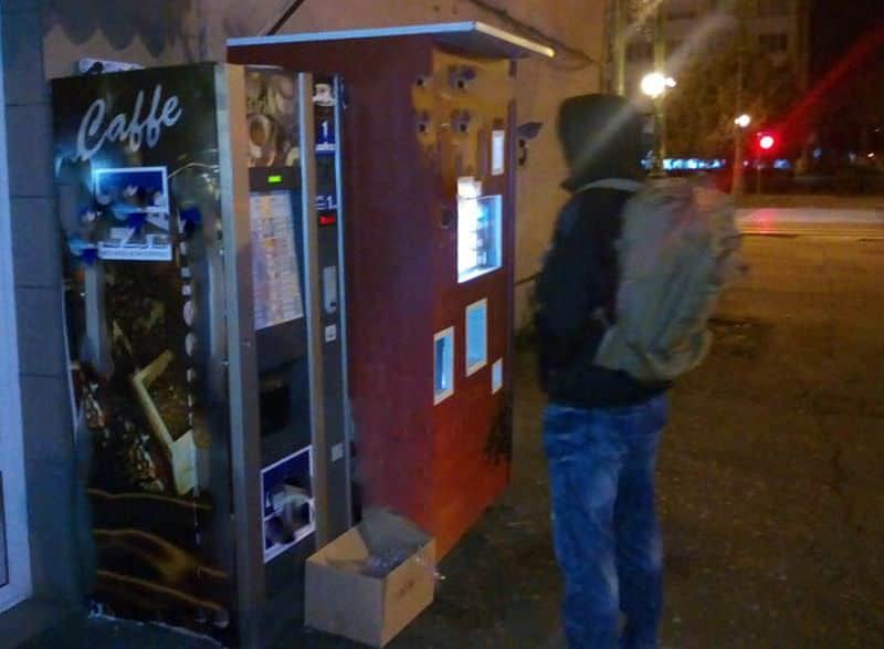 Trei tineri au dat spargeri la automatele de cafea din Sibiu - Au furat 24.000 de lei