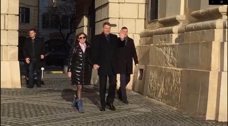 video - președintele iohannis la slujba de duminică în sibiu - a fost aplaudat în piața mare