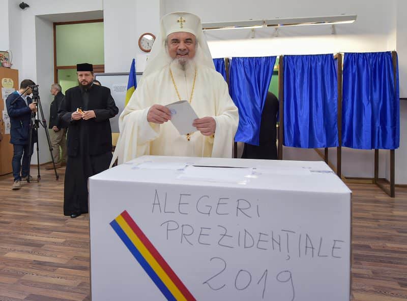 foto patriarhul daniel a mers la vot - le-a dat iconițe celor prezenți în secție