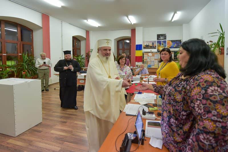 FOTO Patriarhul Daniel a mers la vot - Le-a dat iconițe celor prezenți în secție