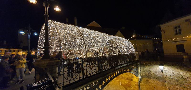 foto magia sărbătorilor a cuprins sibiul - piața mică arată superb