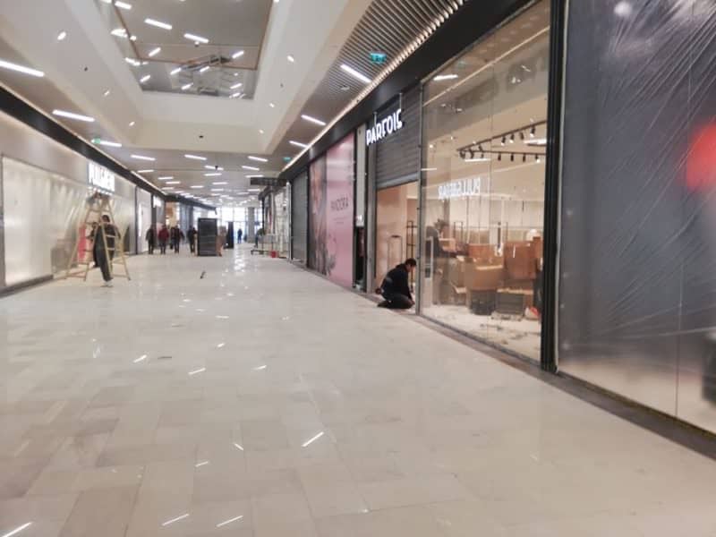 foto lucrări intense la mall-ul de la podul gării - cum arată promenada sibiu în interior