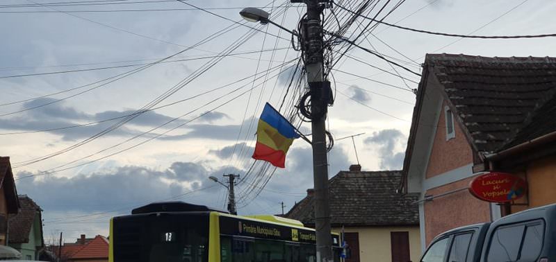 foto aproape 6.000 de steaguri tricolore flutură în tot sibiul - ne pregătim pentru ziua națională