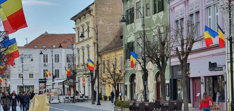 foto aproape 6.000 de steaguri tricolore flutură în tot sibiul - ne pregătim pentru ziua națională