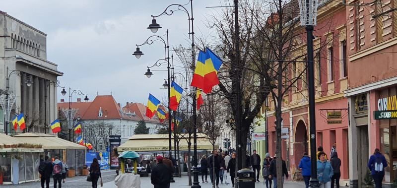 peste 5.000 de drapele vor flutura în sibiu de ziua națională. primăria cumpără o mie noi și le înlocuiește pe cele uzate