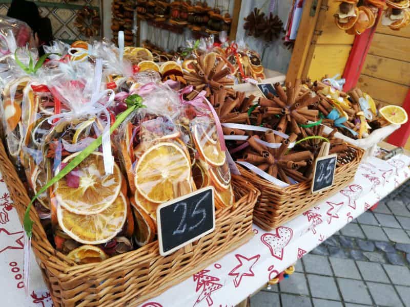 foto ce găsim în târgul de crăciun din sibiu – cât costă suvenirurile și mâncarea