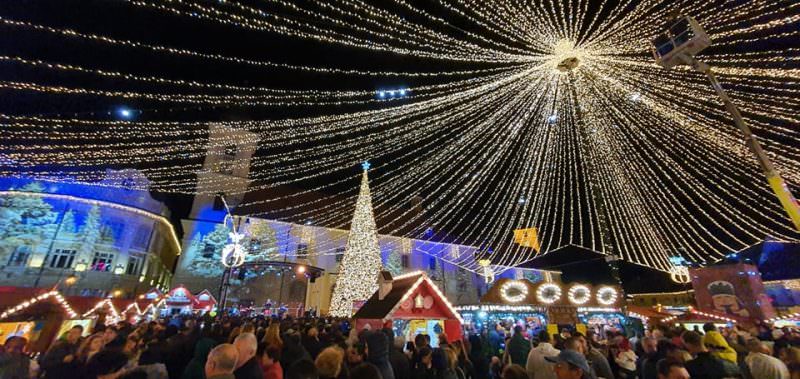 VIDEO FOTO S-a deschis cel mai frumos Târg de Crăciun din România - Arată magic