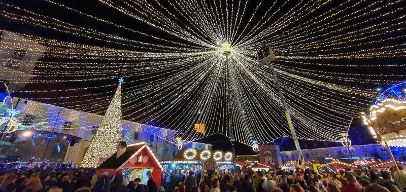 VIDEO FOTO S-a deschis cel mai frumos Târg de Crăciun din România - Arată magic