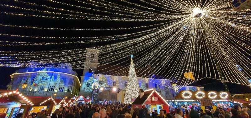 VIDEO FOTO S-a deschis cel mai frumos Târg de Crăciun din România - Arată magic