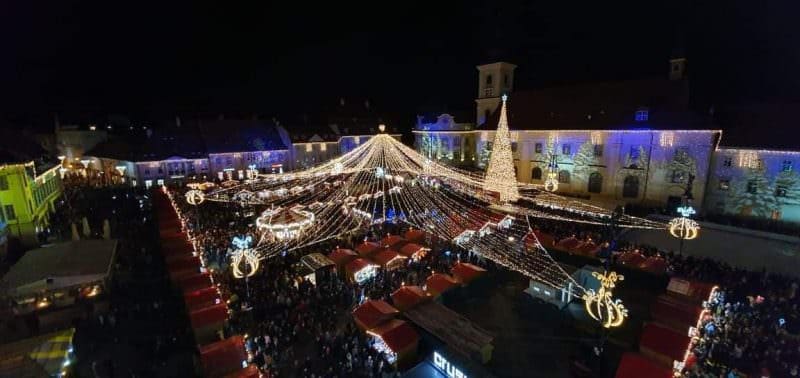 video moment emoționant la târgul de crăciun din sibiu - o tânără cerută în căsătorie