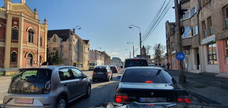 foto trafic îngreunat pe mai multe străzi din sibiu - se circulă bară la bară