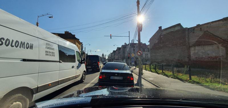 foto trafic îngreunat pe mai multe străzi din sibiu - se circulă bară la bară