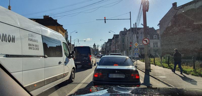 foto trafic îngreunat pe mai multe străzi din sibiu - se circulă bară la bară