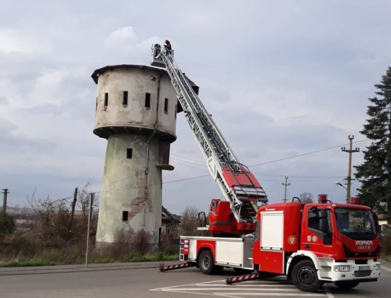 foto cad țigle de pe mai multe clădiri din sibiu - vântul face ravagii