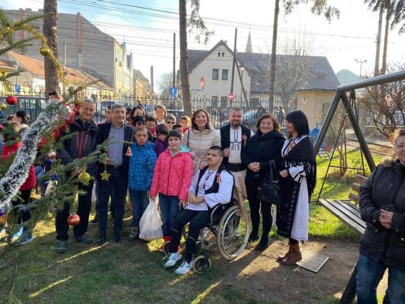 foto carmen iohannis în vizită la copiii de la prichindelul - le-a dus cadouri și au cântat colinde