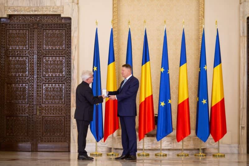 foto sibianul dumitru budrala, decorat de președintele klaus iohannis