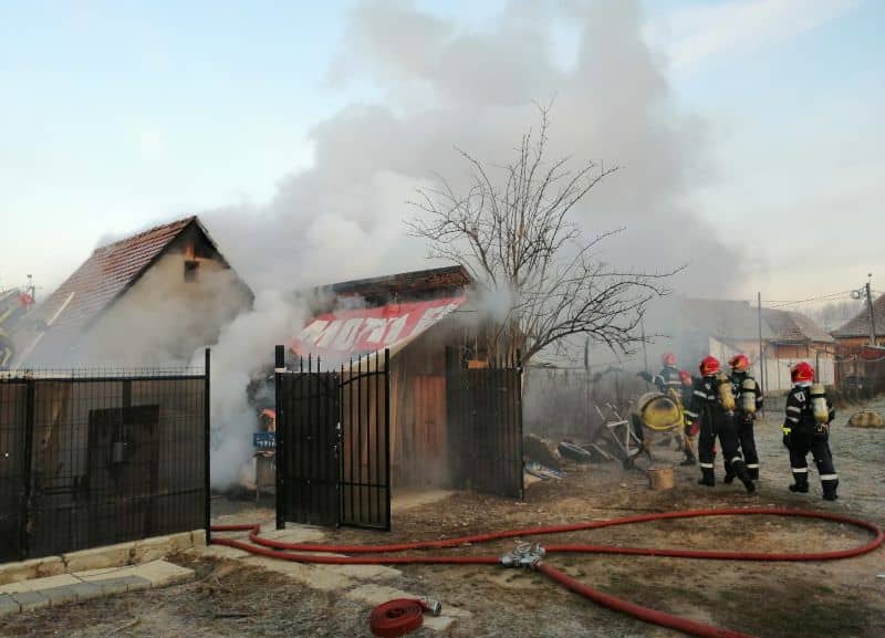 foto incendiu într-o gospodărie din sibiu. pompierii sting focul