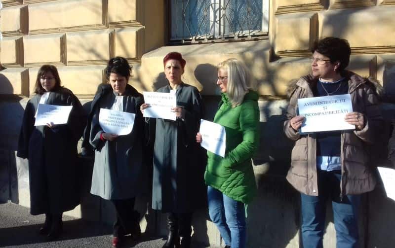 video foto grefierii din sibiu au ieșit în stradă - protestează împotriva tăierii pensiilor speciale