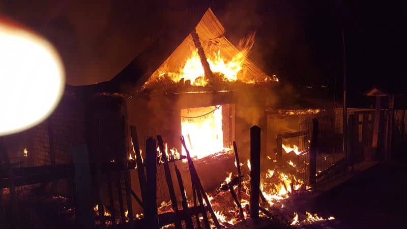 foto incendiu la copșa mică. o anexă gospodărească a ars în totalitate