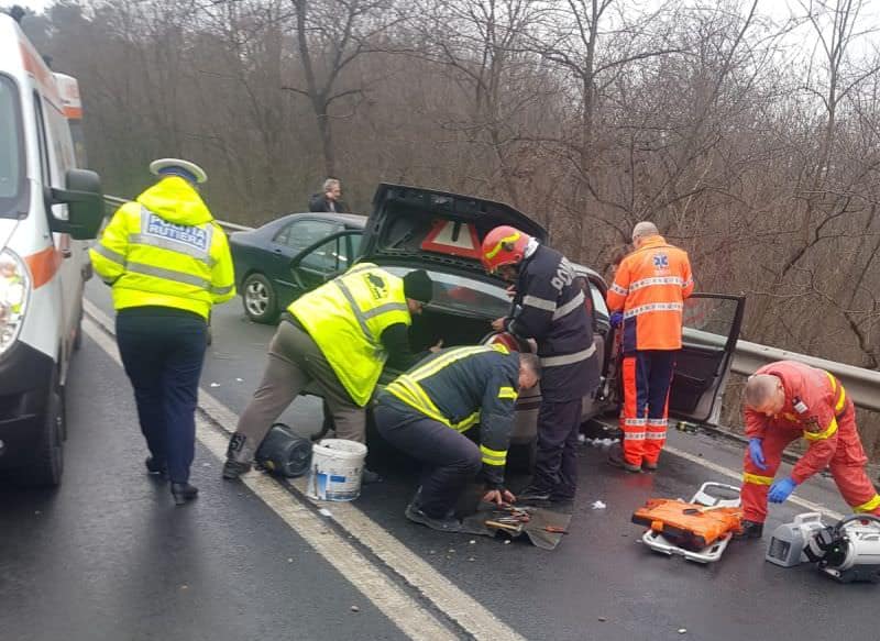 foto accident grav pe hula bradului - patru persoane rănite pe dn1