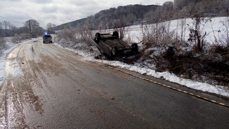 încă un accident din cauza vitezei. o mașină s-a răsturnat la laslea