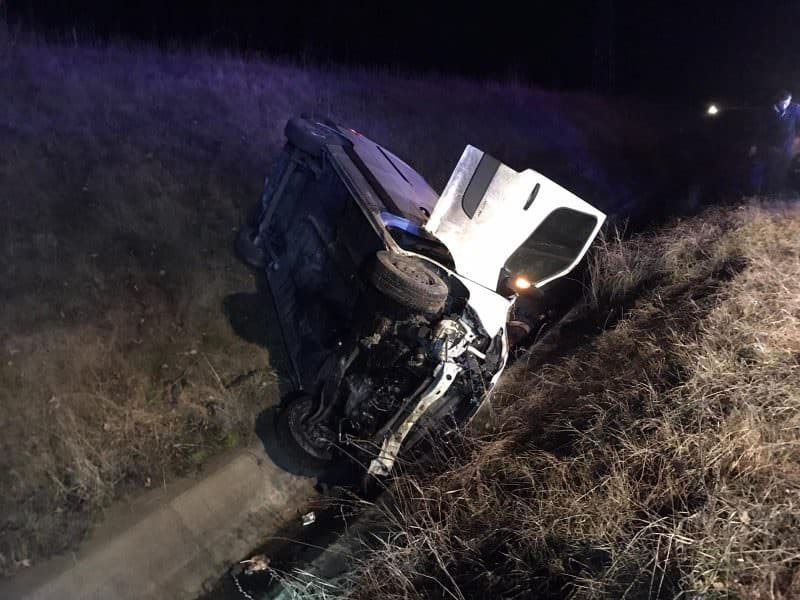 FOTO Tragedie pe autostrada Sibiu-Sebeș - Un bărbat fără permis a murit după ce s-a răsturnat cu microbuzul