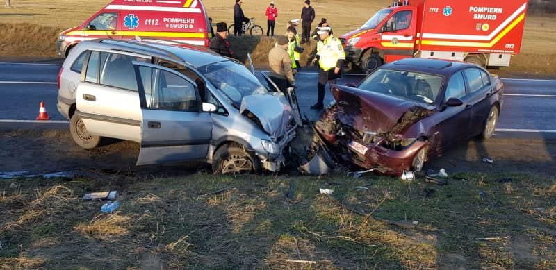 update foto accident grav pe dn7 la boița - zece persoane implicate, printre care un copil