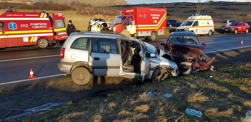 update foto accident grav pe dn7 la boița - zece persoane implicate, printre care un copil