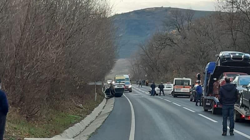 foto mașină de poliție implicată într-un accident - un alt autoturism cu roțile în sus