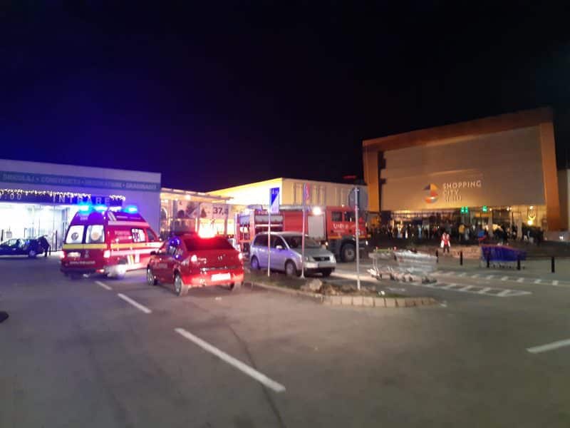 FOTO Pompierii au intervenit la incendiul din mall-ul din Șelimbăr - Nu au fost victime