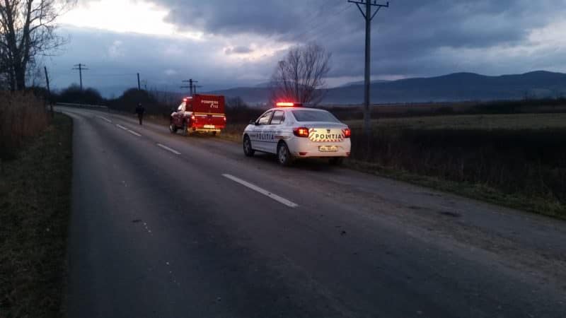 FOTO Mașină răsturnată în câmp la Racovița - Șoferul e dus la spital