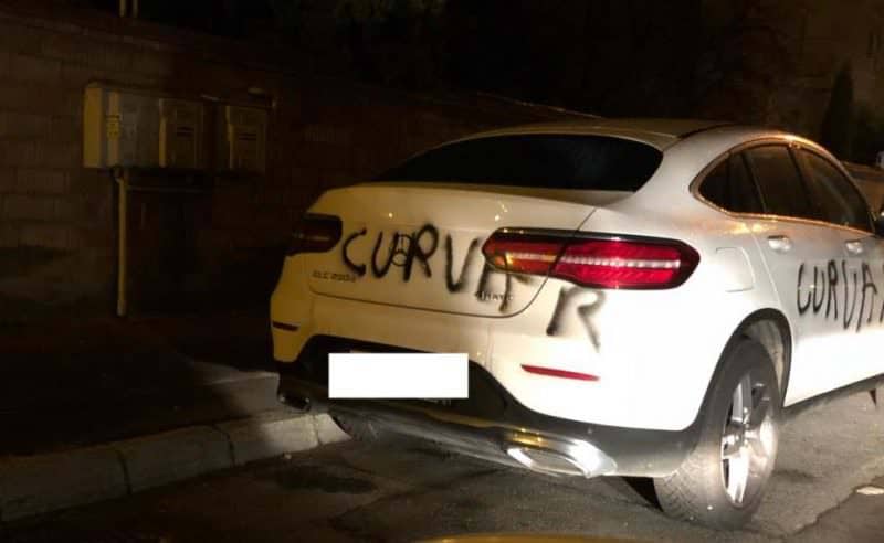 foto - mașină vandalizată la sibiu. mesajul ’’curvar’’ scris pe toată caroseria